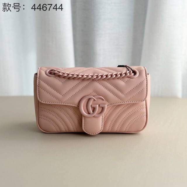 升级版实拍# 款号：446744亮粉 尺寸：22-6-13Cm Gg Marmont 小号 小号较小可爱 空间容量特能装 年度使用频率最高的当然是非G家这个Ma