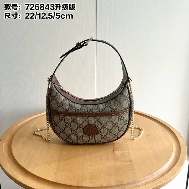 实拍# 款号：726843 尺寸；22X 12.5X 5Cm Gg半月造型迷你手袋， 这款迷你手袋采用新月造型搭配Gg Supreme帆布材质，散发出浓郁的复古