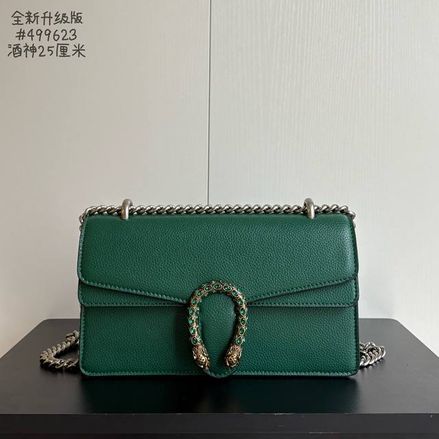 全新升级版实拍# 型号 ：499623 绿皮 尺寸：25X14X8Cm 钻扣酒神 真香系列警告，太绝了。 保留了酒神包的完美血统， 但是开启了酒神革新时代！ 整