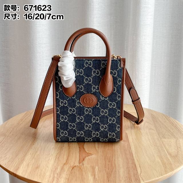 实拍# 型号：671623 尺寸：16×20×7Cm 迷你托特包 肩带 调节 Retro Mini Tote自问世以来，互扣式双G-直都是品牌的标志性元素之一。