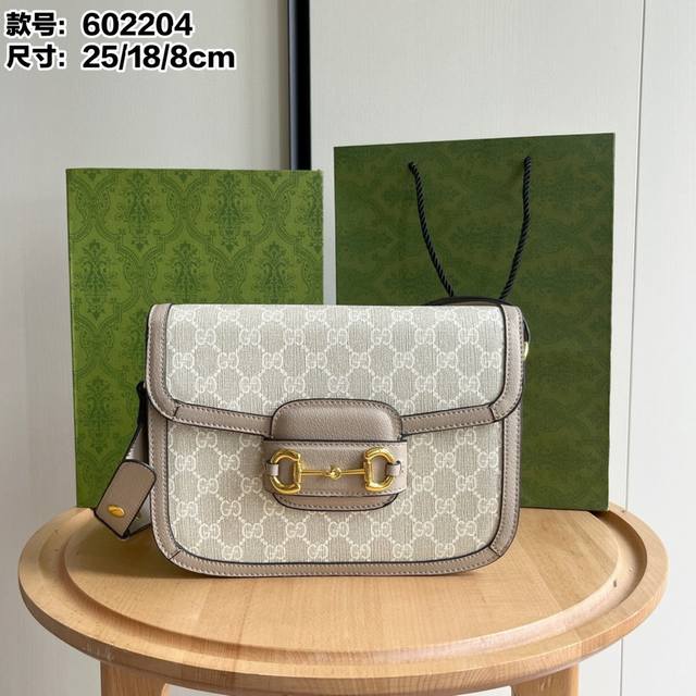 实拍# 款号:60 4燕麦 尺寸:25X18X8Cm 经典1955系列马鞍包永远不会过时 25Cm马衔扣设计 内里真的超级能装!! 肩带可以调节长短~ 实拍# 款号:60 4燕麦 尺寸:25X18X8Cm 经典1955系列马鞍包永远不会过时 25Cm马衔扣设计 内里真的超级能装!! 肩带可以调节长短~