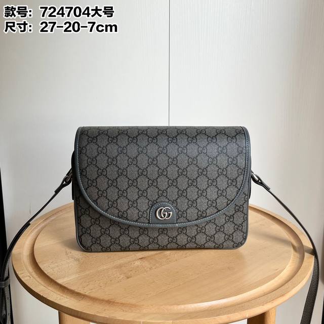 实拍# 型号：724704 尺寸：27X20X7Cm Ophidia系列迷你Gg肩背包，通过别具一格的全新方式焕新演绎。金属孔眼和铆钉设计不仅是对传统造型的诠释