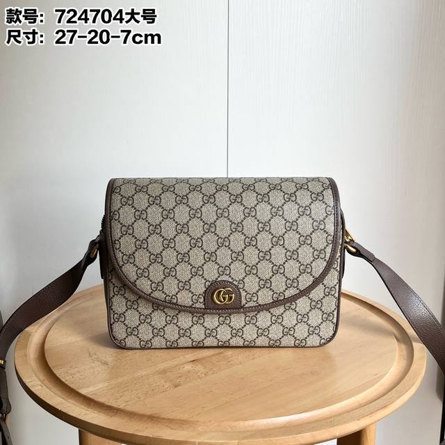 实拍# 型号：724704 尺寸：27X20X7Cm Ophidia系列迷你Gg肩背包，通过别具一格的全新方式焕新演绎。金属孔眼和铆钉设计不仅是对传统造型的诠释