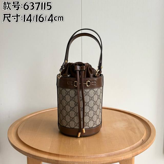 升级版实拍# 型号:637115 尺寸:14 16 马衔扣1955系列推出全新圆形水桶包造型,采用Gg Supreme帆布材质搭配棕色皮革,融合解构式抽绳搭扣, 升级版实拍# 型号:637115 尺寸:14 16 马衔扣1955系列推出全新圆形水桶包造型,采用Gg Supreme帆布材质搭配棕色皮革,融合解构式抽绳搭扣,