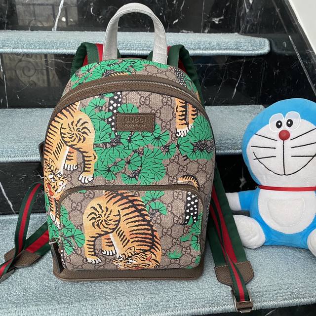 实拍# 款号：4 42 尺寸：23.33.14 经典不过时的双肩包 一共2个尺寸 男女都可以背 容量很大！前面还有一个小口袋 外出旅游出行必备！～