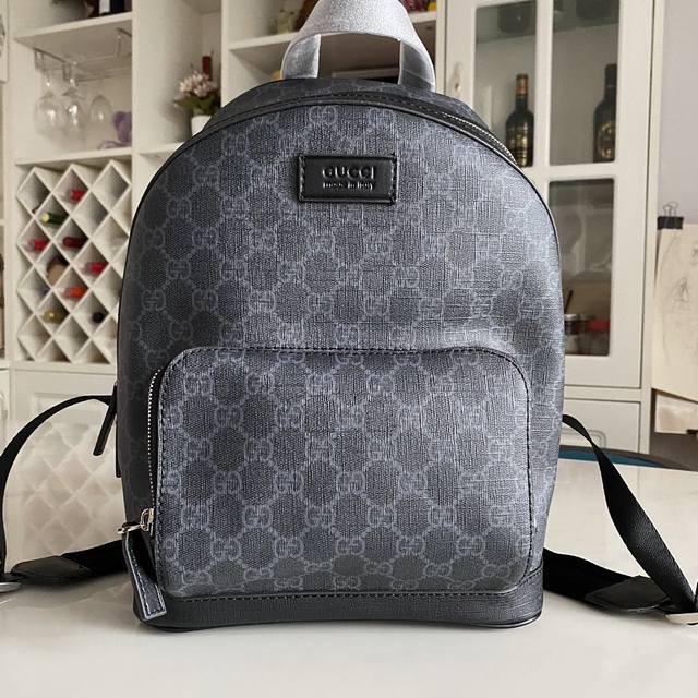 实拍# 款号：4 42 尺寸：23.33.14 经典不过时的双肩包 一共2个尺寸 男女都可以背 容量很大！前面还有一个小口袋 外出旅游出行必备！～