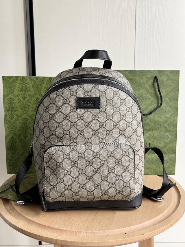 实拍# 款号：4 42咖啡 尺寸：253211 经典不过时的双肩包 一共2个尺寸 男女都可以背 容量很大！前面还有一个小口袋 外出旅游出行必备！～