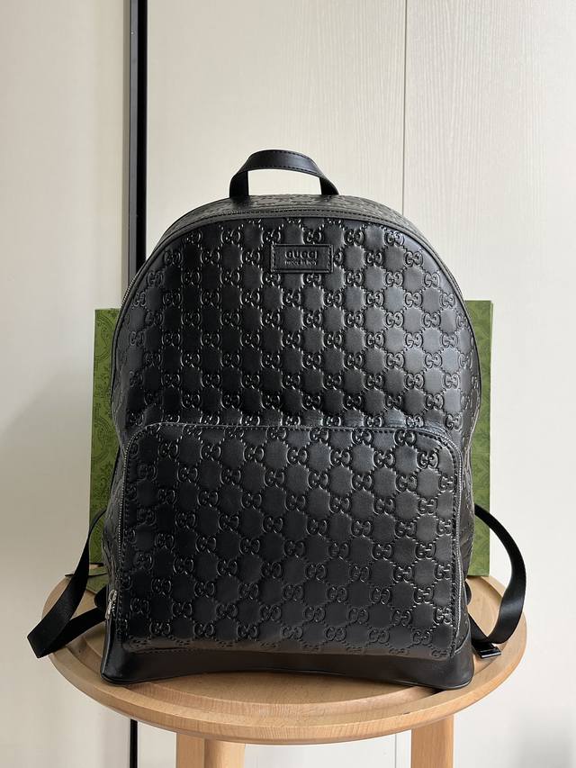 实拍# 款号：406370压花 尺寸：3141.514.5 经典不过时的双肩包 一共2个尺寸 男女都可以背 容量很大！前面还有一个小口袋 外出旅游出行必备！～