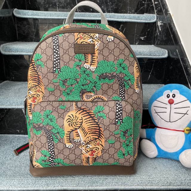 实拍# 款号：4 27 尺寸：33.43.15 经典不过时的双肩包 一共2个尺寸 男女都可以背 容量很大！前面还有一个小口袋 外出旅游出行必备！～