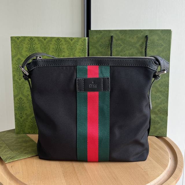 实拍# 款号：387111 尺寸：27*28*4Cm Gucci Gg Ophidia 印花系列 男士斜挎包，空间十足，适合日常商务出行，内含一个手机内贴袋，一