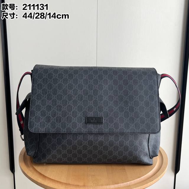 实拍# 型号：211131黑 尺寸：44×28×14Cm Gucci 大火妈咪包又称Diaper Bag，容量很大，两边有侧口袋可容纳水瓶。大翻盖设计很是方便，