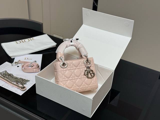 配盒 尺寸:17Cm 高品版.升级顶级原单出货 迪奥 戴妃羊皮款 搭配最新的肩带 更加加分!! 小牛皮材质! 配盒 尺寸:17Cm 高品版.升级顶级原单出货 迪奥 戴妃羊皮款 搭配最新的肩带 更加加分!! 小牛皮材质!