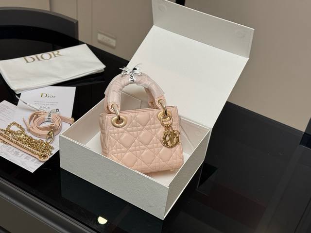 配盒 尺寸:17Cm 高品版.升级顶级原单出货 迪奥 戴妃羊皮款 搭配最新的肩带 更加加分！！ 小牛皮材质！