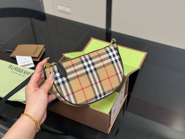 配盒 Size：21*12Cm 巴宝莉腋下包 这款背包以标志性Burberry Trench风衣的独创面料作为灵感来源， 采用与棉质嘎巴甸同为密织结构的柔韧尼龙