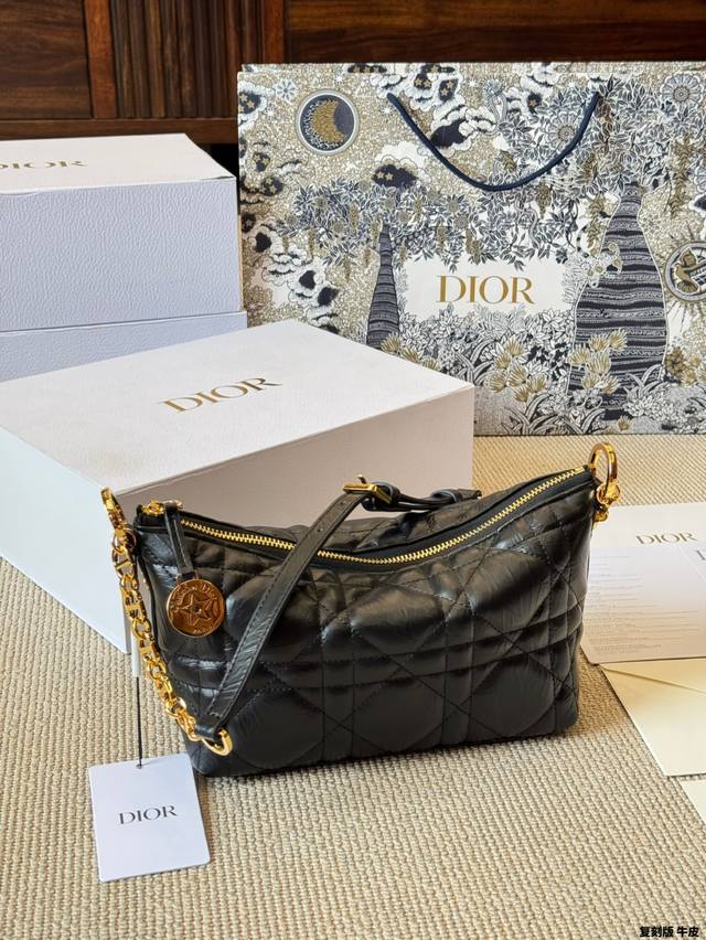 复刻版 牛皮 Cd饭盒包 Cd市场中的性价比之王 Hobo Star 链条手袋系列 升级版饭盒包，设计实用，加配可调节长肩带，大大提升了实用性，廓形柔软，自用超