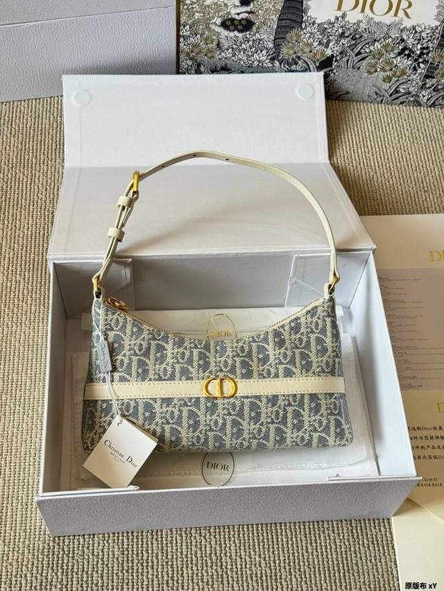 原版布 Dior Miss Caro酒椰草系列，太有夏天的感觉啦，天蓝的面料搭配奶白色小牛皮，浅色系显得清新又治愈，喜欢腋下包的有福拉，小巧简约的包形，搭配经典