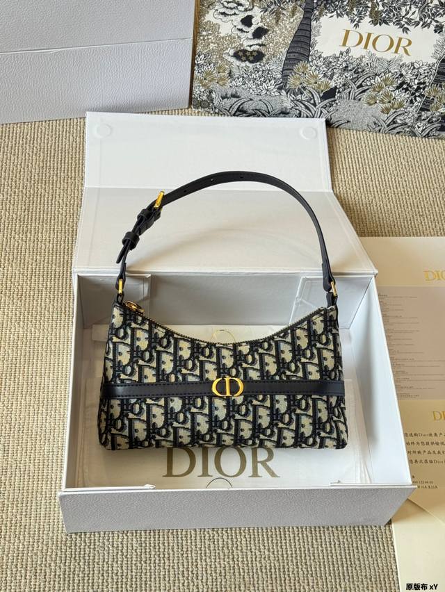原版布 Dior Miss Caro酒椰草系列,太有夏天的感觉啦,天蓝的面料搭配奶白色小牛皮,浅色系显得清新又治愈,喜欢腋下包的有福拉,小巧简约的包形,搭配经典 原版布 Dior Miss Caro酒椰草系列,太有夏天的感觉啦,天蓝的面料搭配奶白色小牛皮,浅色系显得清新又治愈,喜欢腋下包的有福拉,小巧简约的包形,搭配经典
