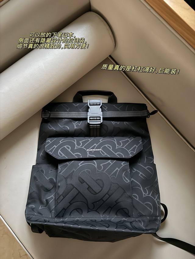 无盒 轻便又容量 Size：37*50Cm Bur双肩包 质量真的是杠杠滴好，巨能装！ 真的是好用到心坎里。 可以放的下笔记本，侧面还有隐藏设计的拉链袋，细节真