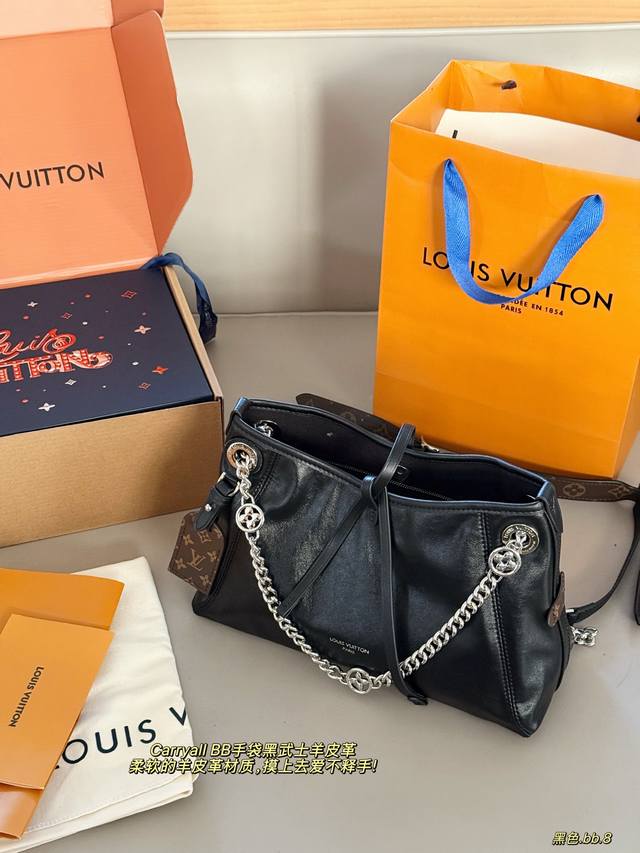 配盒 升级版 Size：26*17Cm L家 Carryall Bb 黑武士终于来喽 包身搭配滑动式金属链条 更加精致！ 弛感一整个爆棚帅到没朋友