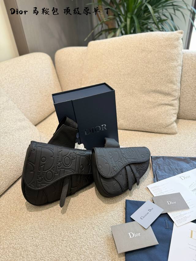 顶级原单 Dior男包推荐，彰显非凡品味 国Dior男包推荐，彰显非凡品味Dior男包，时尚舞台上的璀璨之星 对于追求品质与风格的男士来说，Dior 男包无疑是