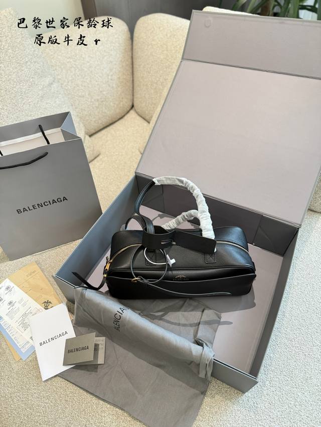 巴黎世家家2025春夏款保龄球包头层牛皮 包包外形以简约为主，特别大气， 特质的横版包包也具有独特的自身风格 包面由真皮制作，纹理清晰且细腻, 柔韧的皮质能够带
