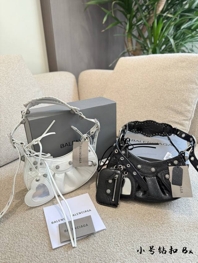 巴黎世家月牙机车包泰酷辣~ Balenciag巴黎世家Le Cagole腋下月牙包 甜酷辣妹必备 巴黎世家新款机车包上身绝绝子 难得被妈妈夸奖的包 外挂皮革卡包