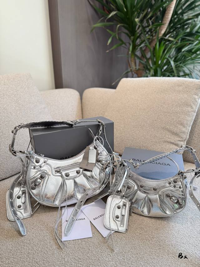 巴黎世家月牙机车包泰酷辣~ Balenciag巴黎世家Le Cagole腋下月牙包 甜酷辣妹必备 巴黎世家新款机车包上身绝绝子 难得被妈妈夸奖的包 外挂皮革卡包