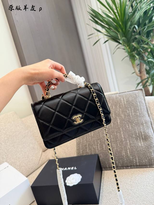 羊皮 麻花手腕Flap新型粗链手柄Woc黑色δσ 采用一级抛光油蜡小羊皮光泽感十足。难出新高度的“麻花状”金属链手柄，由互不相连的三条链条组合而成的一体式固定手