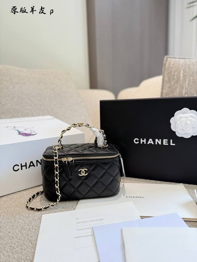 原版羊皮全套包装 Chanel新款“小双C”手柄长盒子黑色 方正硬挺的版型搭配柔软的羊皮一整个高级住，皮穿链条上面的小双C设计更是给造型注入不一样的趣味氛围感细