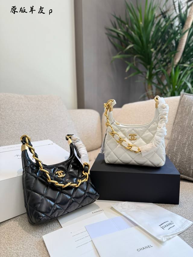 羊皮 Chanel 24Ait Bag预警 Hobo 系列黑马 姐妹们，今天我要给大家分享-款超级好看的包包一 Chanel 24A Hobo系列黑马油蜡包 如