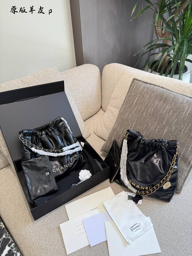 原版羊皮 头层 香奈儿22Bag垃圾袋 要多百搭有多百搭香奶奶果然是香奶奶 不得不夸香奶奶的垃圾袋是真的香 必须列为美“香奶奶必败包单” 不管春夏秋冬 搭配什么
