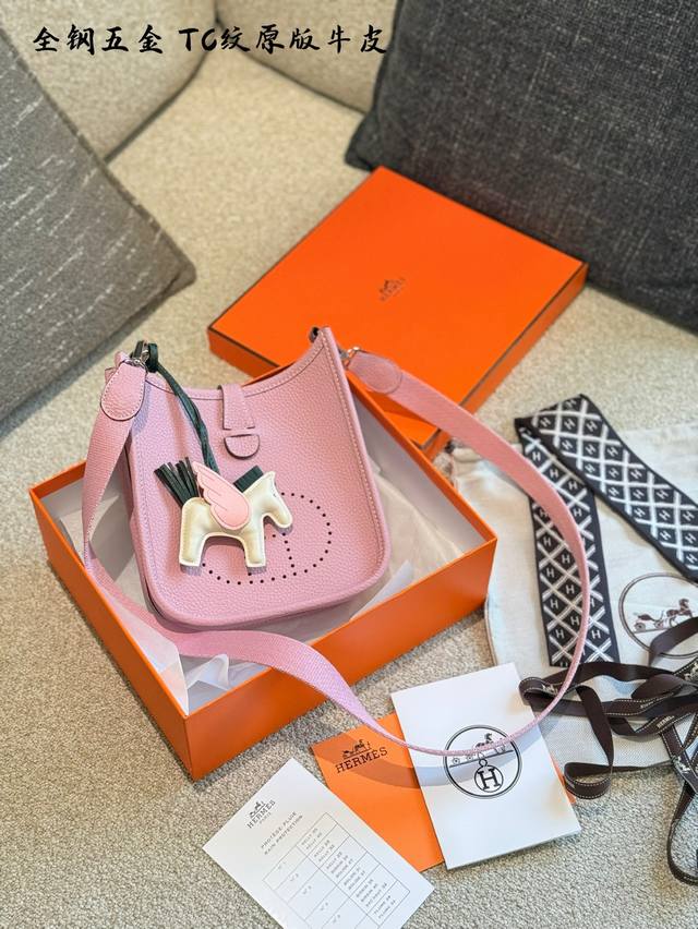 全钢五金 配丝巾小马挂件 Minievelyne伊芙琳可可爱爱小包 曾经称它为小废包 如今啪啪打脸强烈推荐给你们哦 舒适感和实用感简直无法用言语形容哦只想告诉姐