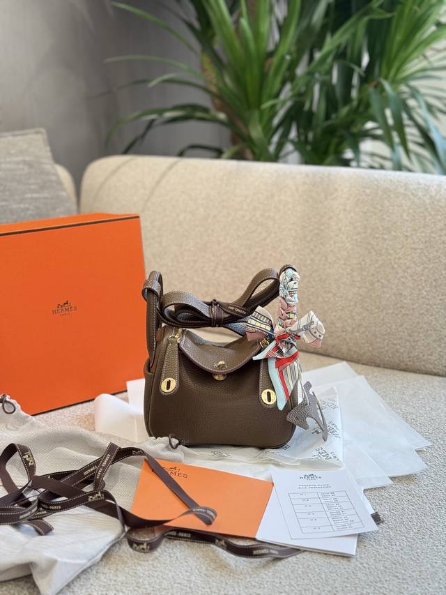 原版Tc牛皮 小天猫Lindy19 O爱马仕永不过时的“黑金包”我实在无法拒绝爱马仕的黑金包 一整个就是360度高级颜值担当 背上身就不想拿下来 容量也大 上身