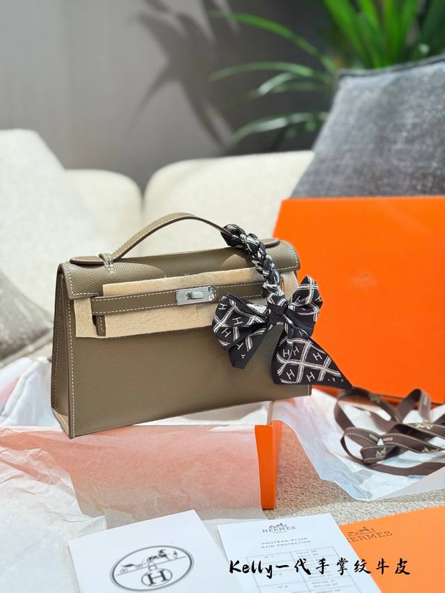 古典式的优雅Hermes Mini Kelly Mini Kelly-代22Cm掌纹金扣 在这个包上有-种旧时光沉淀下来的韵味~有女人味又不会过于甜腻，适合很