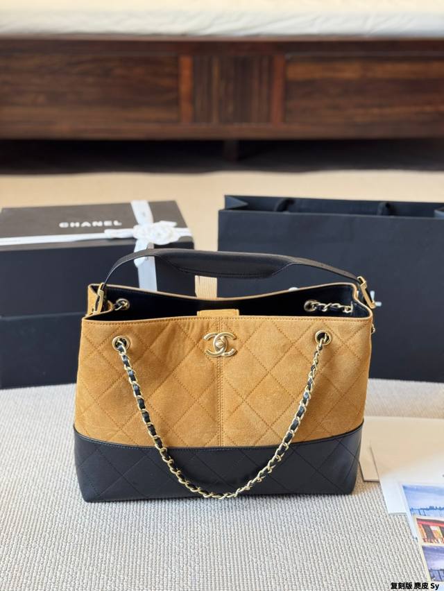 复刻版 麂皮 高级手工坊 水桶包 手工坊杭州大秀的焦点爆款经典与创新交织的杰作 灵感来自香奈儿女士的乌木漆面屏风；标志性菱格纹 、邂逅独特拼色的设计 材质的碰撞