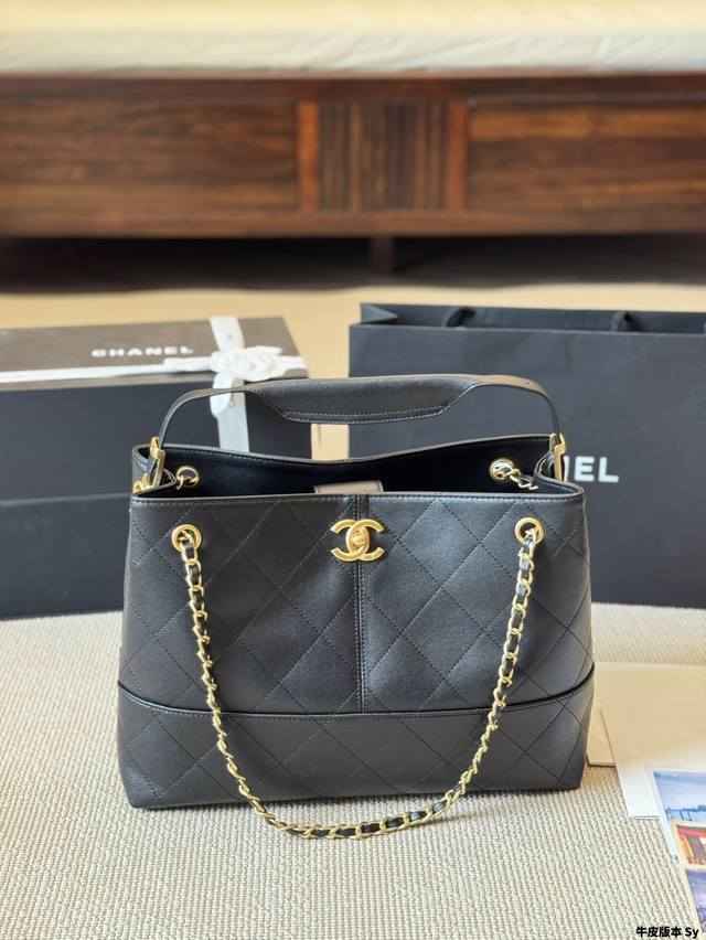 牛皮版本 高级手工坊 水桶包 手工坊杭州大秀的焦点爆款经典与创新交织的杰作 灵感来自香奈儿女士的乌木漆面屏风；标志性菱格纹 、邂逅独特拼色的设计 材质的碰撞 尽