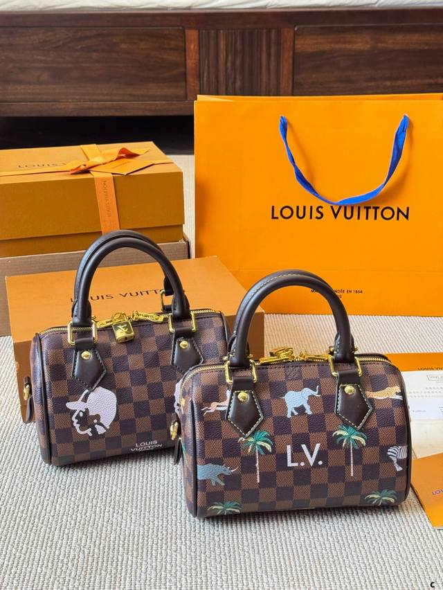 Lv Speedy 枕头包 版型 内里和专柜毫无差别 真正原版复刻 内里可拆卸 火遍全球的爆款机场大包 机车女神包 明星同款 贵气而充满活力的品牌设计风格 我们