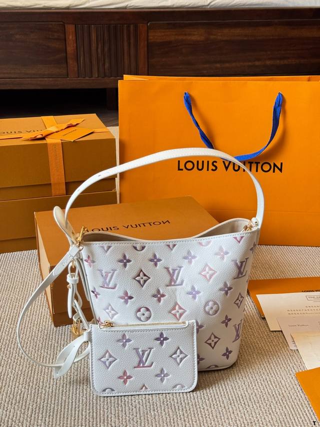 Lv限定All In Bb新色来喽，粉紫色系上新 Lv All Inbb手袋为Monogram牛皮搭配亮泽金属件，以标志性挂锁和名牌彰显经典格调。可调节肩带延续