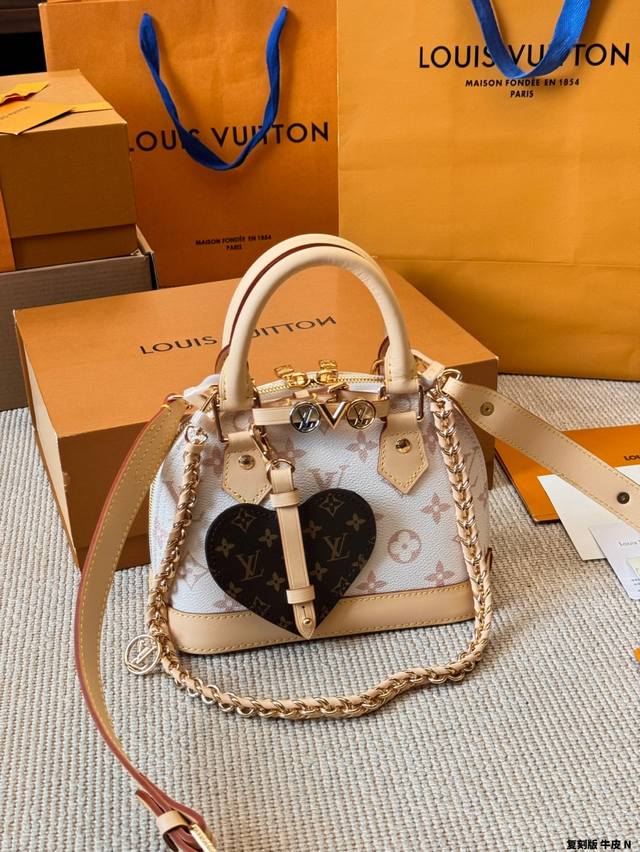 复刻版 牛皮 Lv 迷你Alma系列 牛皮贝壳包包包这款Retiro 手袋以标志性的老花面料制成 经典永恒。优雅低调的外形设计和宽敞的包身更加入了实用性。使用说