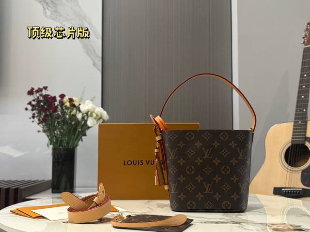 顶级芯片版本 Lv All In Bb百变小水桶也太可爱了吧一款包包，三种造型，能手拎单肩斜挎 包身硬挺不至于软塌没型 随手往桌子上面一放，就是一个出片利器 A