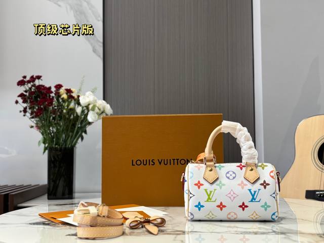 顶级芯片版本 谁能拒绝这只梦幻暴击的 Louis Vuitton村上隆联名款Nano Speedy 白三彩！全新芯片款一整个拿捏住收藏级颜值，纯白老花基底搭配村