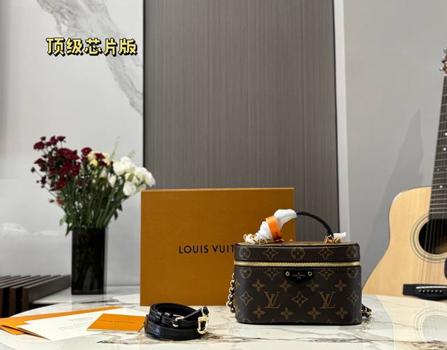 顶级原单 升级芯片 Lv超火的化妆包Vanity 疯狂种草 Lv这款来自 年最新的化妆包，全名叫Vanitychain Pouch，正式上线了 Lv路易威登 V