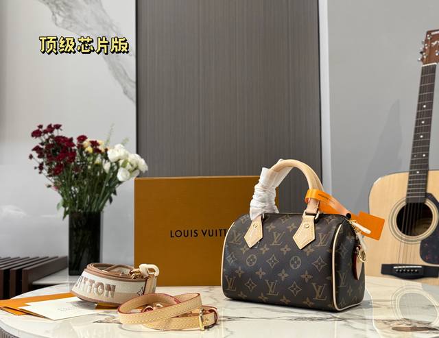 全套包装芯片版 Lv Speedy20枕头包 新款Speedy20，宝藏尺寸，因为20的尺寸不大也不小，容量也特别大 两条肩带随意切换，20的尺寸刚刚好。 Sp