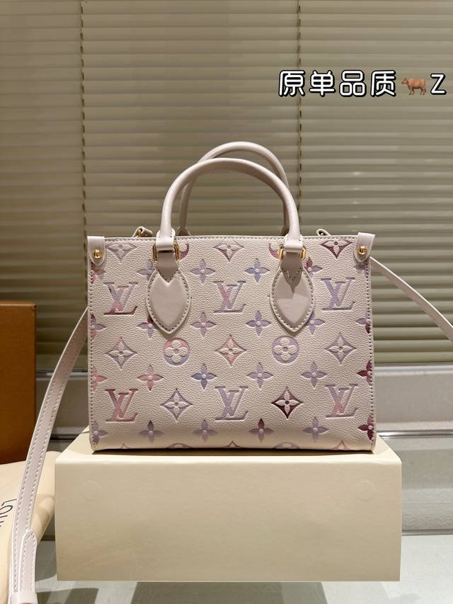 牛皮版本 Lv Onthego 新款丛林包 Onthego绝对是通勤工具包必备单品之一轻盈容量大百搭最最关键不娇气小号的尺寸刚刚好也不像老花的容易撞款 尺寸小号