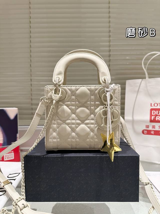 复刻版 配镜子 Dior Lady迪奥 手袋 戴妃羊皮纹 戴妃真的是梦中情包 周扬青同款 磨砂的质感无敌显高级 优雅简约之余更显低调内敛~ 包型挺括 不会塌不会