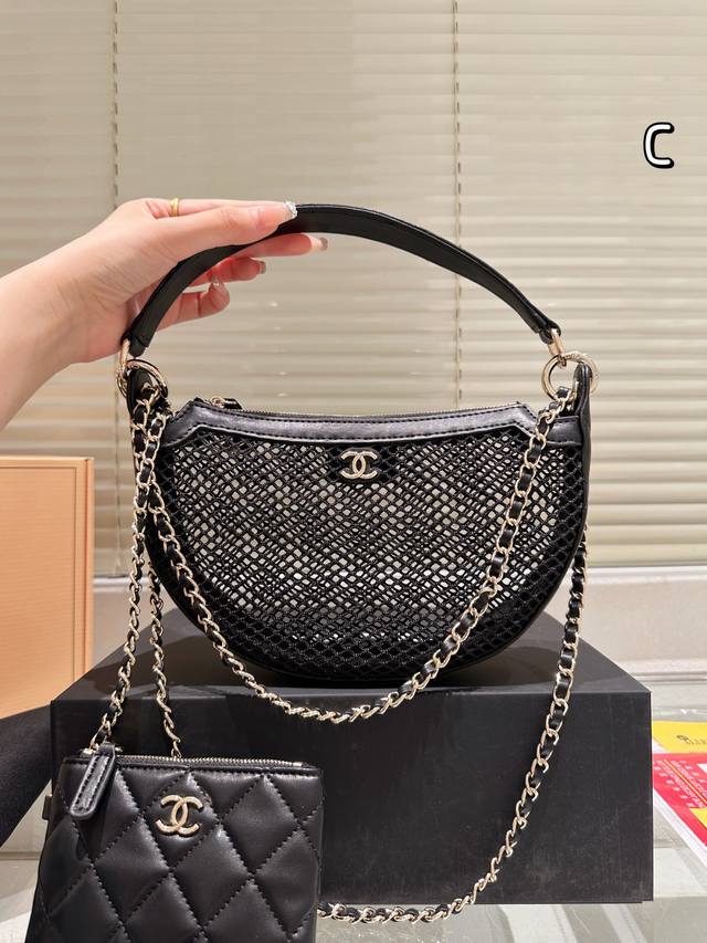 25S网兜呼啦圈包 时尚界的新宠儿 最近被小香这款25S网兜呼啦圈包迷得不行黑色网兜搭 配经典的菱格纹皮革，再加上标志性的双C Logo,设计感直接拉满链条与金