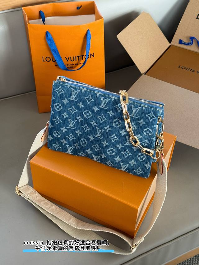 配盒 Size：26*20Cm 这才是春日天菜 Coussin 抱抱包真的好适合春夏啊， 牛仔元素真的百搭且随性！ L家 牛仔丹宁真的好看又舒服！ 配置两条肩带