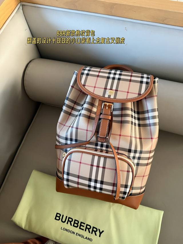 无盒 Size：24*36Cm Bur 新款格纹背包 翻盖的设计鼓鼓的小口袋 看上去复古又俏皮 真的是好用到心坎里。