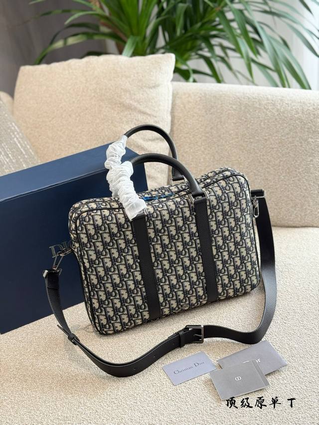 Dior双肩老花细节来咯 1时尚必备: Dior 双肩老花背包S 子今天给大家分享-款超级时尚的Dior双肩老花背包这款背包已经成为时尚界的宠儿，不仅因为它的外