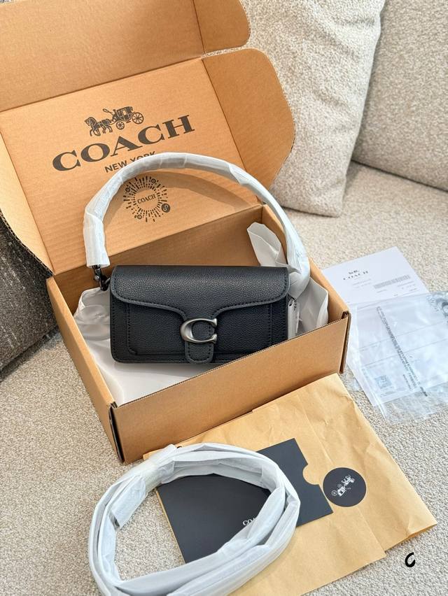 蔻驰新款 迷你 Tabby20#的 接上一篇更新，甜酷女孩都爱的黑色 #Coach蔻驰Tabby系列是明星包型了 包型和#蔻驰Tabby26 一模一样哦 尺寸是